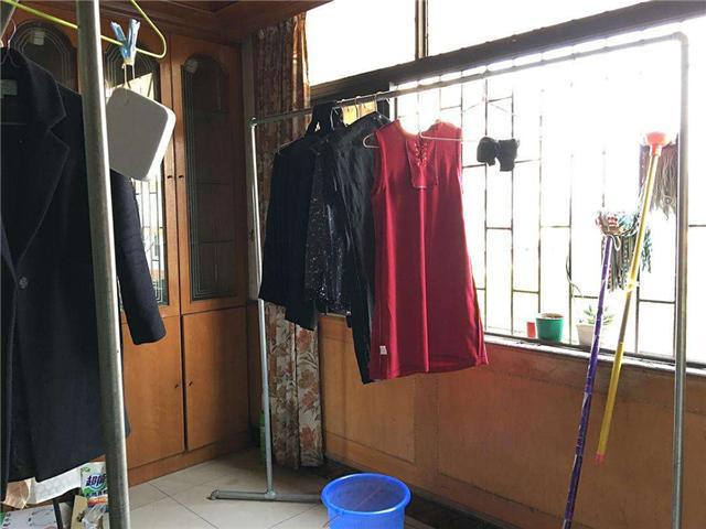 通衣服怎么晾？学学老外安装这种晾衣架！K8成为马竞重要合作伙伴阳台与客厅打(图8)