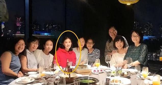 同学都成了老阿姨当时的她嫩的像少女凯发赛事合作黄圣依参加高中同学聚会(图2)