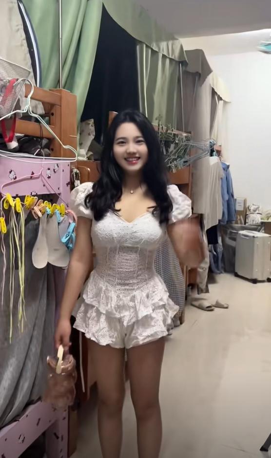 因衣服被淋湿约会泡汤生气的样子太可爱凯发k8网站这样的女生谁在谈？女生(图4)