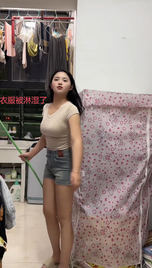 因衣服被淋湿约会泡汤生气的样子太可爱凯发k8网站这样的女生谁在谈？女生(图6)