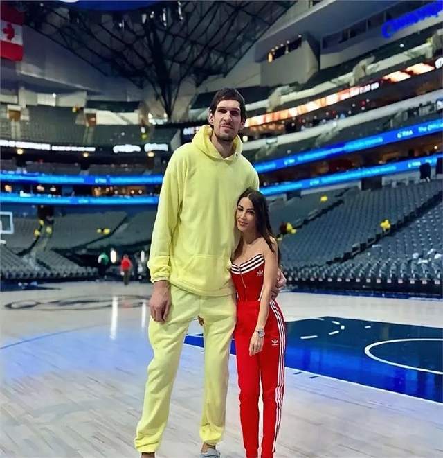 为1米60爱妻庆生妻子踩恨天高刚过老公的腰K8凯发天生赢家美女和巨兽!2米24博班(图6)